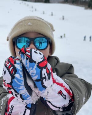 Jason Hsu Instagram - ❄️玩雪初體驗的Liam
去年來苗場滑雪場只有半歲大還玩不懂
這次整個就玩開
還知道跳起來撲倒到雪裡
小雪人手套意外的跟玩具Ski很搭🤣
雖然不會滑但是架勢是不是還不錯😎

@chaochao1011 
@lovejpski 

#許孟哲趙孟姿 #DoreenAndLiam #玩雪 #滑雪中毒者 #苗場滑雪場 #影片來不及剪先放照片