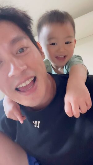Jason Hsu Instagram - 因為拍戲常常不在家
久久回家Liam就會特別黏我
感覺上就是看到他的大玩具回家了
只要看我坐著就會爬到我身上
一定要好好珍惜還願意黏我的時候😭

#許孟哲趙孟姿 #DoreenAndLiam #親子時光 #playwithkids