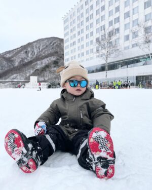 Jason Hsu Instagram - ❄️玩雪初體驗的Liam
去年來苗場滑雪場只有半歲大還玩不懂
這次整個就玩開
還知道跳起來撲倒到雪裡
小雪人手套意外的跟玩具Ski很搭🤣
雖然不會滑但是架勢是不是還不錯😎

@chaochao1011 
@lovejpski 

#許孟哲趙孟姿 #DoreenAndLiam #玩雪 #滑雪中毒者 #苗場滑雪場 #影片來不及剪先放照片