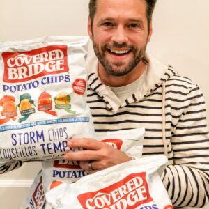 Jason Priestley Instagram - My life in #quarrantine just got a lot better!! Thank you @cb_chips for the care package!! If you haven’t had the chance to try #coveredbridgepotatochips - find some and try them- they are unreal!! Like #sydneycrosby and @cinnysam another quality export from the maritimes! #stormchips #stormchipsarecoming #stormchipsarehere