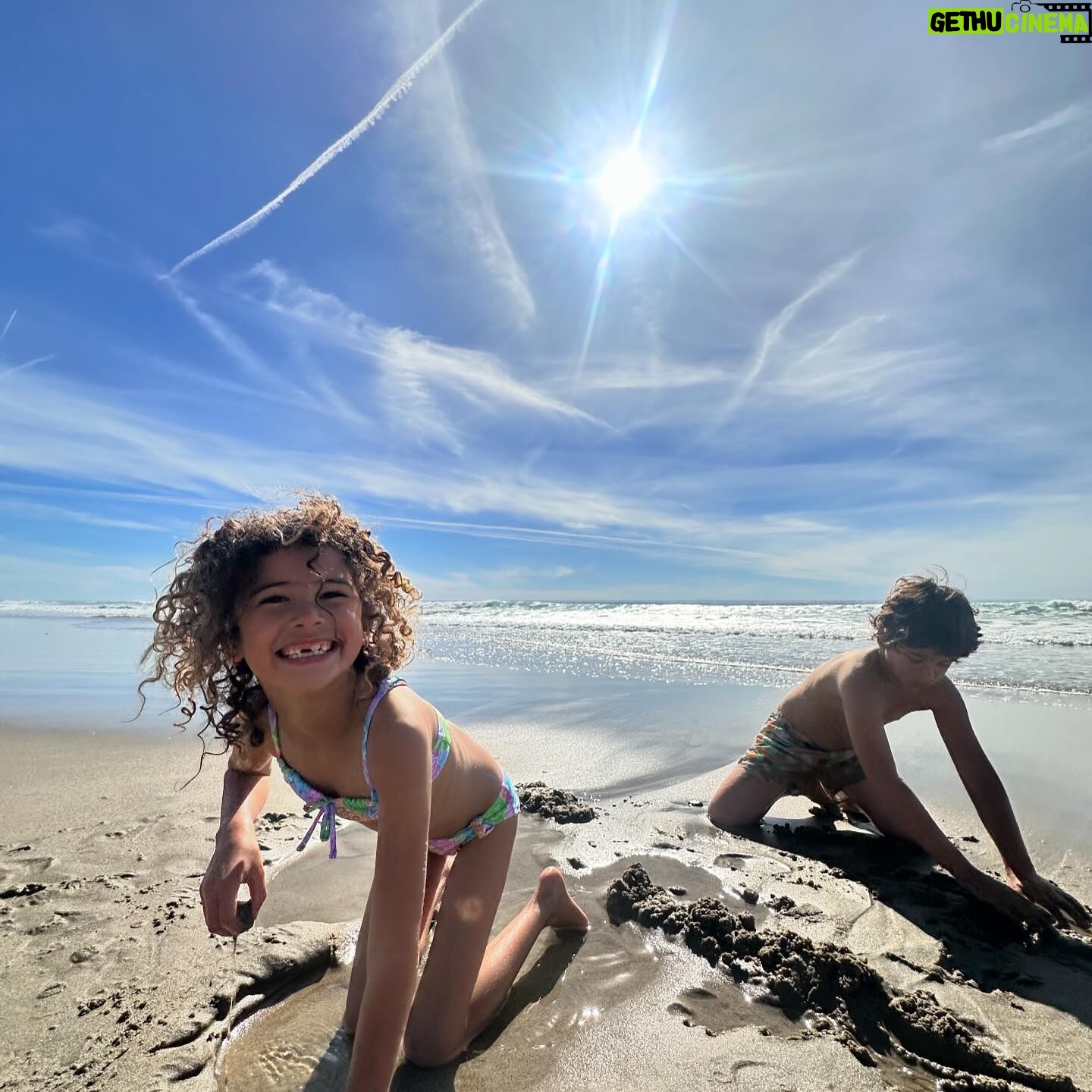 Jason Thompson - 4K Likes - Perfect winter weekend. Btw, #4-Coco packed her own bag and set her own vibe.
