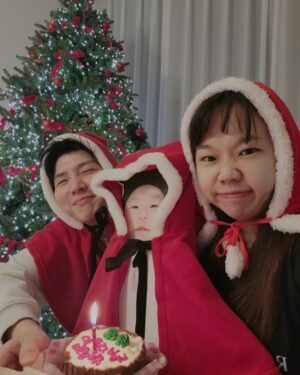 Jasson Instagram - 🎄
우리 세식구 첫번째 크리스마스 사진
근디 똥별쓰 잠투정 넘나 심해서 자는 바람에 
어제 여녜대상에서 가져온 판넬로 대체🤧
똥별쓰 판넬 없었으면 우짤뻔했을꼬
༼  •᷅  ͟ʖ •᷅   ༽ 
#아낮에찍을걸.....