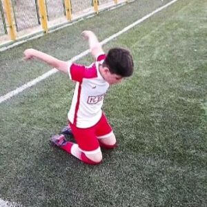 Javad Nazari Instagram - حرکت تخصصی که پدر جان برای افزایش سرعت و قدرت پاها یادم داده🥰