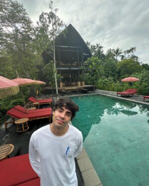 Javier Ambrossi Instagram - ritual de purificación 🇮🇩💧✌️🐵