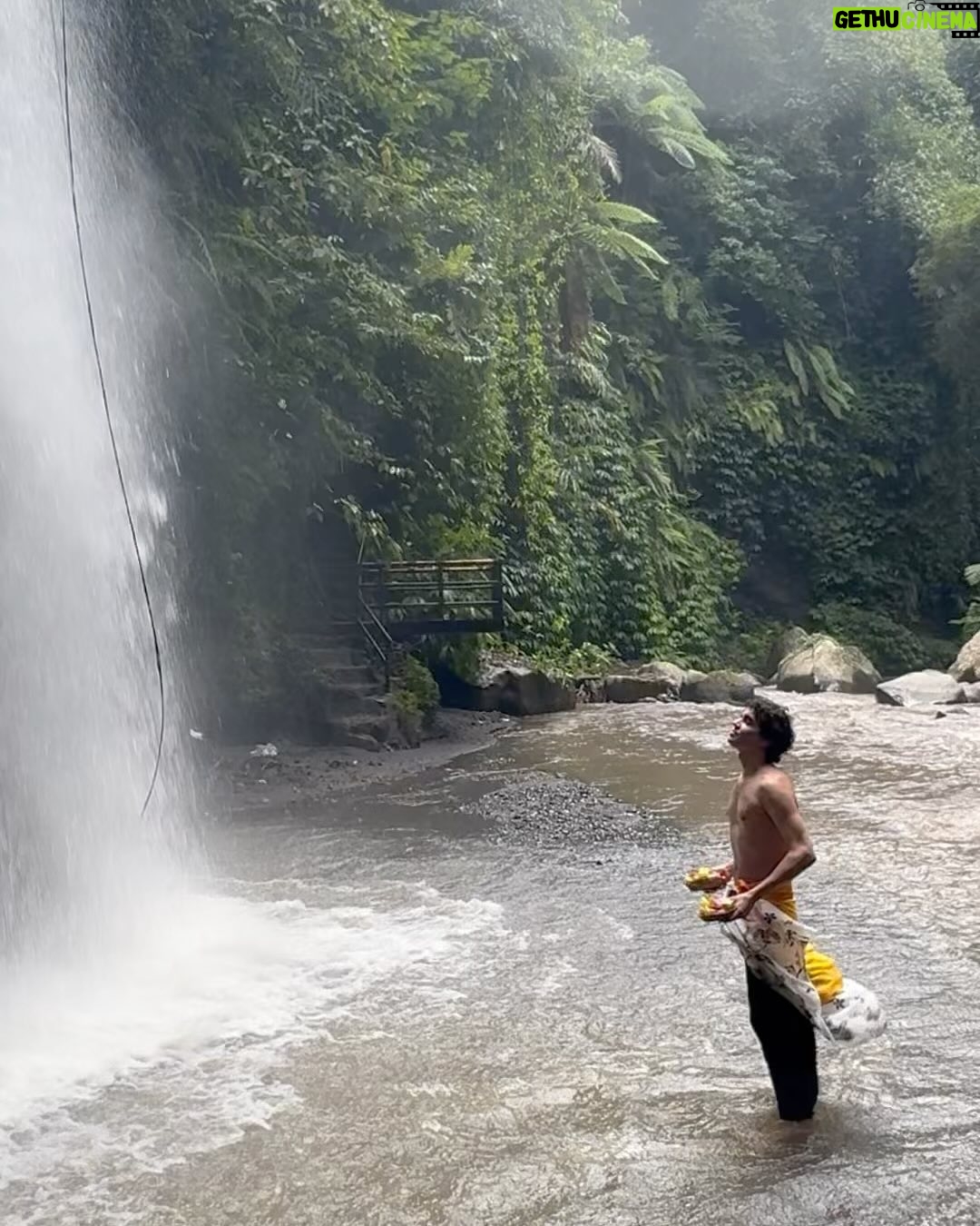 Javier Ambrossi - 28.2K Likes - ritual de purificación 🇮🇩💧✌️🐵