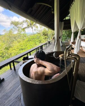 Javier Ambrossi Instagram - ritual de purificación 🇮🇩💧✌️🐵