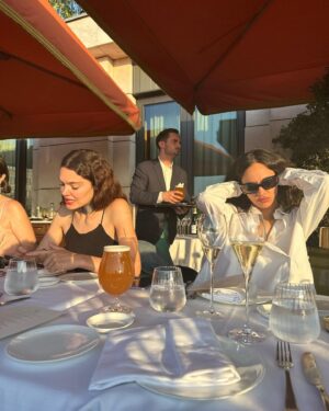 Javier Ambrossi Instagram - 39 🎂 No puedo sentirme más afortunado. Sobre todo por la gente que tengo cerca. Gracias a todxs por los mensajes ❤️ Y gracias @fsmadrid y @danibrasserie por una noche preciosa.