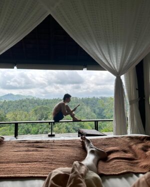 Javier Ambrossi Instagram - ritual de purificación 🇮🇩💧✌️🐵