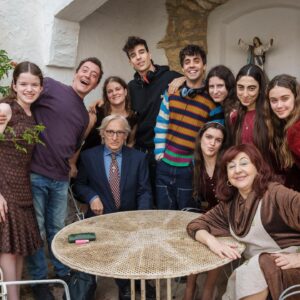 Javier Ambrossi Instagram - Carmen, Albert, Maca, Roger, Amaia, Valeria, Cristina, Mabel, Ània, Sara. Os llevo dentro para siempre ❤️ el capi 6 fue uno de esos momentos creativos mágicos en los que todo fluye desde el guion y todo es exactamente cómo uno había imaginado pero multiplicado por el talento de las actrices y el equipo.

Gracias por todos los comentarios sobre La Mesías. Me hace muy feliz. Solo queda un capi. Uf.