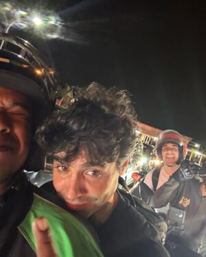 Javier Ambrossi Instagram - ritual de purificación 🇮🇩💧✌️🐵
