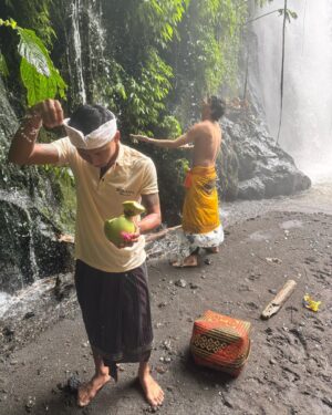 Javier Ambrossi Instagram - ritual de purificación 🇮🇩💧✌️🐵