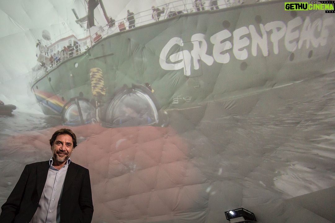 Javier Bardem - 12.5K Likes - On this big 360º dome behind me @greenpeace projected last night all your powerful messages of support for scientists working on an Antarctic Ocean Sanctuary next to beautiful images of Antarctic landscapes and wildlife. Today, with the huge win on krill industry, we are one step closer to protecting the Antarctic. Thank you for making it possible.
.
.
.
Sobre esta cúpula de 360º anoche @greenpeace_esp proyectó todos los mensajes de apoyo que habéis enviado a los científicos y científicas que trabajan por un #SantuarioAntártico, junto a imágenes preciosas de los paisajes de la Antártida y su fauna. Hoy, con la victoria que hemos conseguido ante la industria del kril, estamos un paso más cerca de proteger el océano Antártico. Gracias por haberlo hecho posible.
