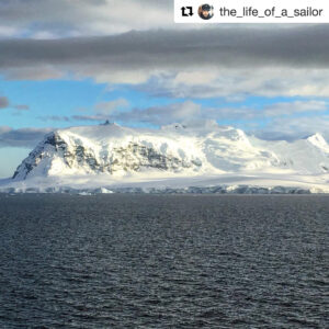 Javier Bardem Instagram - Increíble el color azul de este iceberg bajo el agua captado por @the_life_of_a_sailor, ¿verdad? Estas aguas están a -1°C, solo aptas para los pingüinos más fuertes!
・・・
#Repost @the_life_of_a_sailor ・・・
I don’t know how I made it but in this video is easy to see how is an iceberg underwater 👏🏻👏🏻 that blue color underwater is amazing , isn’t it?? 🤩🤩#iceberg #ice #antarctica #antarticexpedition #protectantarctica #sea