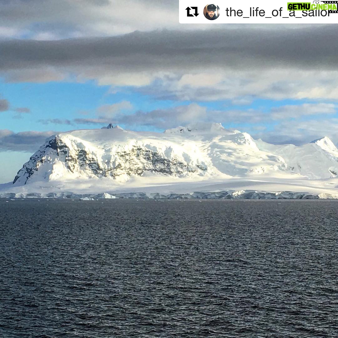 Javier Bardem - 6.3K Likes - Increíble el color azul de este iceberg bajo el agua captado por @the_life_of_a_sailor, ¿verdad? Estas aguas están a -1°C, solo aptas para los pingüinos más fuertes!
・・・
#Repost @the_life_of_a_sailor ・・・
I don’t know how I made it but in this video is easy to see how is an iceberg underwater 👏🏻👏🏻 that blue color underwater is amazing , isn’t it?? 🤩🤩#iceberg #ice #antarctica #antarticexpedition #protectantarctica #sea
