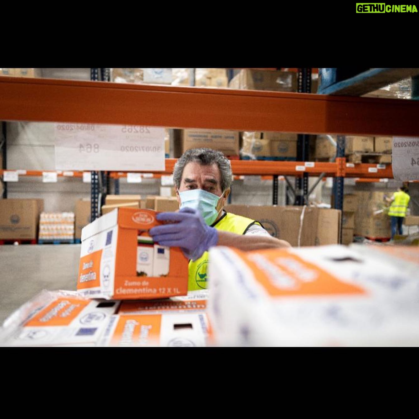 Javier Bardem - 12.9K Likes - La enorme necesidad de alimentos para numerosas familias en situación de vulnerabilidad sigue creciendo diariamente en esta crisis.
Son las administraciones públicas quienes deben hacerse cargo de dar respuesta a este tipo de situaciones de necesidad y como ciudadanos exigimos que cumplan con su deber.
Mientras esto no sucede, muchísimas personas colaboran a través de su trabajo, su voluntariado y su donativo para cubrir la enorme necesidad de alimentos para las familias mas necesitadas.
Las redes vecinales de Madrid han repartido alimentos desde el inicio de la crisis del coronavirus a más de 20.000 personas, más de 6.000 familias.
Plataformas como La Cuba y Somos tribu Vallekas, entre muchas otras; sumadas a asociaciones vecinales de múltiples barrios de Madrid y zonas de su comunidad hacen un trabajo encomiable en la ayuda a estas familias.
Nosotros queremos añadir nuestro grano de arena donando al Banco de Alimentos de Madrid y a Cruz Roja, que estan haciendo una extraordinaria labor humanitaria, con el deseo de poder echar una mano a 411 familias y que puedan recibir alimentación diaria por 3 meses.
Gracias a todos los trabajadores y trabajadoras de servicios sociales y voluntariado por vuestro esfuerzo y extraordinario trabajo.