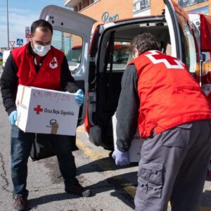 Javier Bardem Instagram - La enorme necesidad de alimentos para numerosas familias en situación de vulnerabilidad sigue creciendo diariamente en esta crisis. 
Son las administraciones públicas quienes deben hacerse cargo de dar respuesta a este tipo de situaciones de necesidad y como ciudadanos exigimos que cumplan con su deber.
Mientras esto no sucede, muchísimas personas colaboran a través de su trabajo, su voluntariado y su donativo para cubrir la enorme necesidad de alimentos para las familias mas necesitadas.
Las redes vecinales de Madrid han repartido alimentos desde el inicio de la crisis del coronavirus a más de 20.000 personas, más de 6.000 familias.
Plataformas como La Cuba y Somos tribu Vallekas, entre muchas otras; sumadas a asociaciones vecinales de múltiples barrios de Madrid y zonas de su comunidad hacen un trabajo encomiable en la ayuda a estas familias.
Nosotros queremos añadir nuestro grano de arena donando al Banco de Alimentos de Madrid y a Cruz Roja, que estan haciendo una extraordinaria labor humanitaria, con el deseo de poder echar una mano a 411 familias y que puedan recibir alimentación diaria por 3 meses.
Gracias a todos los trabajadores y trabajadoras de servicios sociales y voluntariado por vuestro esfuerzo y extraordinario trabajo.