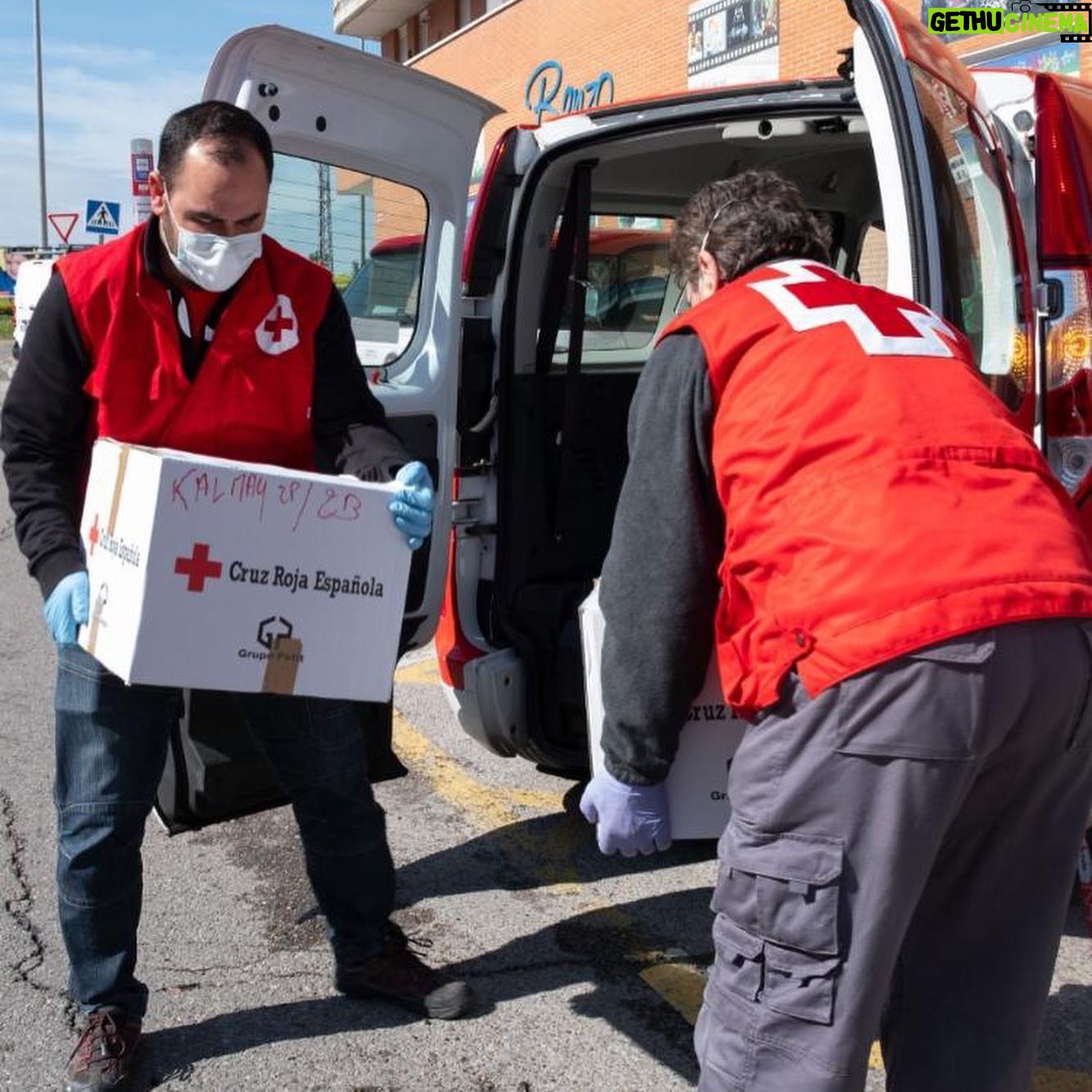 Javier Bardem - 12.9K Likes - La enorme necesidad de alimentos para numerosas familias en situación de vulnerabilidad sigue creciendo diariamente en esta crisis.
Son las administraciones públicas quienes deben hacerse cargo de dar respuesta a este tipo de situaciones de necesidad y como ciudadanos exigimos que cumplan con su deber.
Mientras esto no sucede, muchísimas personas colaboran a través de su trabajo, su voluntariado y su donativo para cubrir la enorme necesidad de alimentos para las familias mas necesitadas.
Las redes vecinales de Madrid han repartido alimentos desde el inicio de la crisis del coronavirus a más de 20.000 personas, más de 6.000 familias.
Plataformas como La Cuba y Somos tribu Vallekas, entre muchas otras; sumadas a asociaciones vecinales de múltiples barrios de Madrid y zonas de su comunidad hacen un trabajo encomiable en la ayuda a estas familias.
Nosotros queremos añadir nuestro grano de arena donando al Banco de Alimentos de Madrid y a Cruz Roja, que estan haciendo una extraordinaria labor humanitaria, con el deseo de poder echar una mano a 411 familias y que puedan recibir alimentación diaria por 3 meses.
Gracias a todos los trabajadores y trabajadoras de servicios sociales y voluntariado por vuestro esfuerzo y extraordinario trabajo.