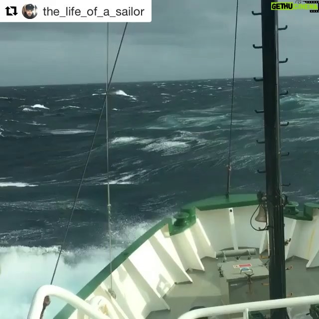 Javier Bardem - 6.9K Likes - El pasaje de Drake, para much@s el mar más bravo del mundo, a través de un ojo de buey del Arctic Sunrise de @greenpeace ・・・
#Repost @greenpeaceships
・・・
Drake Passage through a porthole. Can you spot the bird?
#drakepassage #porthole #ocean #shiplife #antarctica #antarcticexpidition #greenpeace #sea #waves #birdwatching