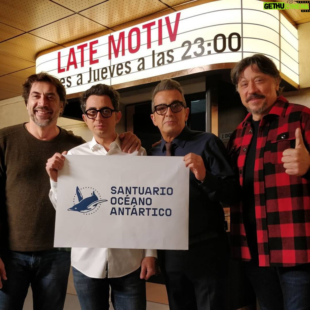 Javier Bardem - 6.1K Likes - En una hora empezamos en @latemotivcero con mi hermano @carlosbardemoficial @andreubuenafuente y @bertoromero. Súmate al #SantuarioAntartico #ProtectAntarctic