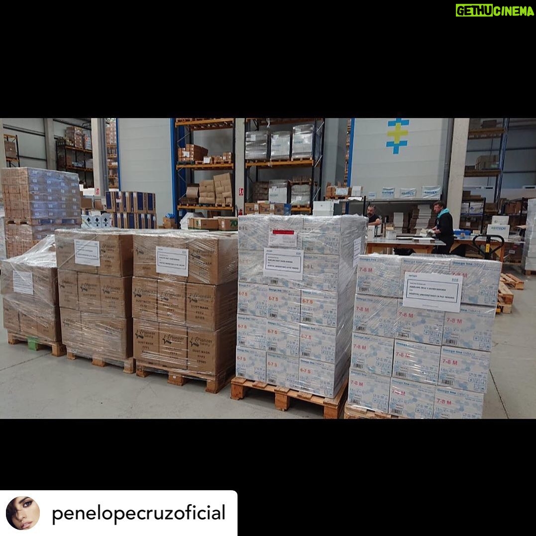 Javier Bardem - 17.7K Likes - Después de muchos días buscando la manera de encontrar el material sanitario tan necesitado para poder comprar y donar a los hospitales, por fin, Penélope y yo hemos hallado una manera.
Gracias a la ayuda logística de Inditex hemos podido comprar 100.000 guantes de Nitrilo y 20.000 Mascarillas tipo FFP2, que hoy han llegado al hospital de La Paz en Madrid.
Aún con las enormes dificultades para obtener y llevar a sus destinos tales herramientas sanitarias fundamentales, tenemos la esperanza de que en un tiempo breve podamos donar otros materiales tan necesarios en esta crisis.
Gracias a todas y todos las heroínas y héroes anónimos que ponen en riesgo su propia salud para ayudar a curar y a mantener la salud de todos nosotros. Gracias!!!!
❤️🙏🙏
.
.
After days of searching for a way to locate medical supplies that are urgently needed in these difficult times so that we could buy them and donate them to hospitals, Penélope and I finally found a source. Thanks to the logistic help of Indetex, we have been able to buy 100.000 Nitrilo gloves and 20.000 surgical FFP2 masks ,which arrived today in La Paz hospital In Madrid.
Even with the enormous difficulties that obtaining these essential sanitary materials and getting them to their destination present, we are hoping to be able to donate more supplies, so essential in these critical times, in the coming days. Our gratitude goes out to all the anonymous heroes and heroines who risk their own health to help cure and maintain the health of us all. Thank you!!! 🙏❤️
.
.
#repost @penelopecruzoficial
.
.
#covid #covıd19 #coronavirus