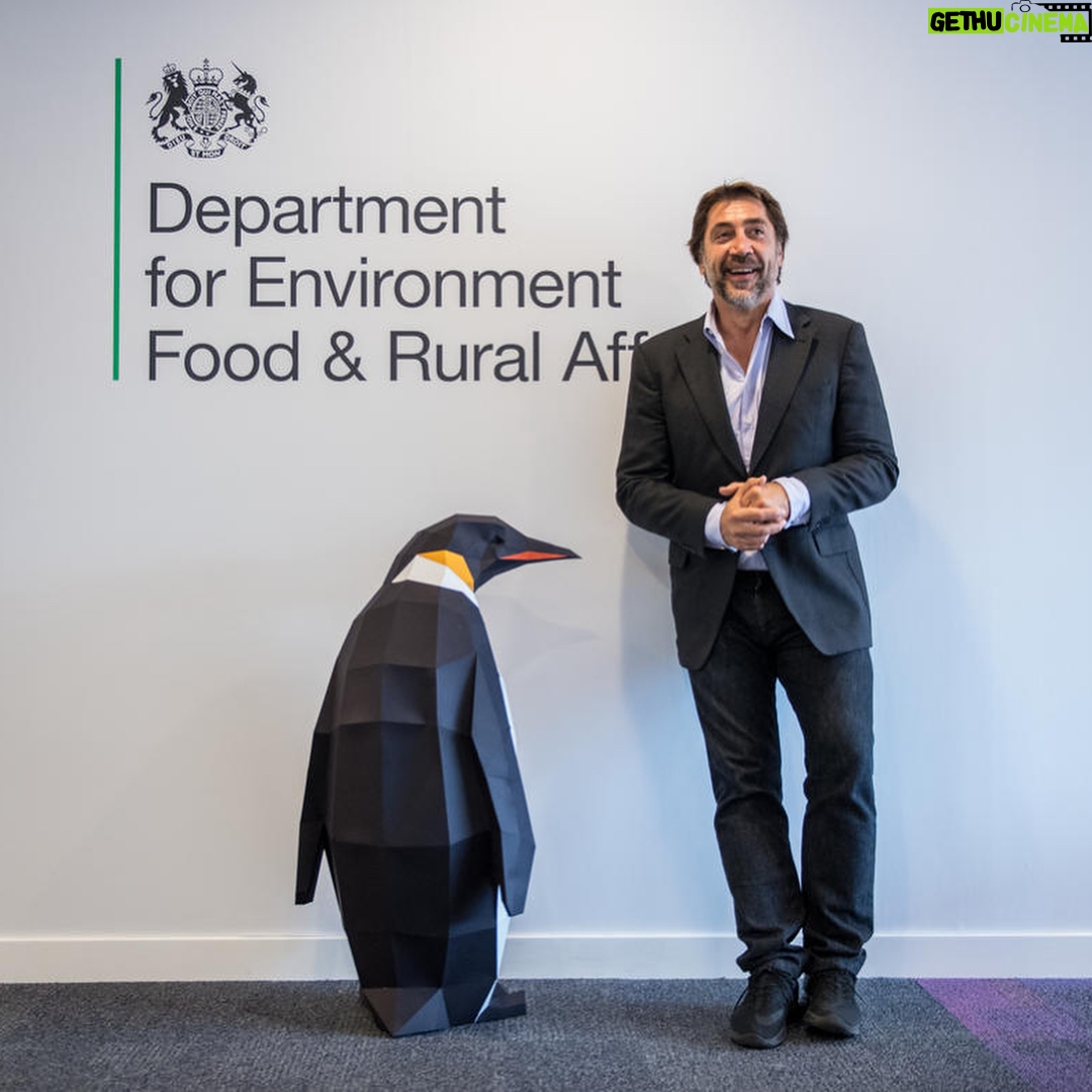 Javier Bardem - 18.9K Likes - Hoy me he reunido en Londres con el Ministro de Medio Ambiente británico @michael.gove.mp para discutir la creación de un #SantuarioAntártico. Estamos consiguiendo fraguar el momento político perfecto para proteger la Antártida #ProtectAntarctic
.
Delighted to meet UK Environment Secretary @michael.gove.mp today to discuss an Antarctic Ocean Sanctuary. I feel the political momentum building to #ProtectAntarctic