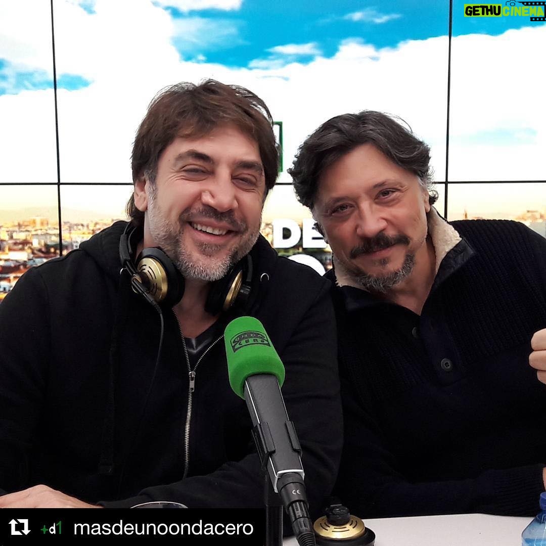 Javier Bardem - 9.4K Likes - Con mi hermano @carlosbardemoficial en #MasDeUno con @juanralucas
・・・
#Repost @masdeunoondacero
・・・
@greenpeace_esp denuncia que los pesqueros industriales tienen actualmente vía libre para extraer kril, un crustáceo clave en la cadena alimenticia de todo el ecosistema antártico. Porque, fíjense qué importante, las ballenas jorobadas migran hasta 10.000 kilómetros cada año hacia los lugares de alimentación de la Antártida. Lo hacen desde hace cientos de miles de años y lo único que amenaza este tránsito vital es el hombre…
¿Qué hacían allí dos actores como Carlos y Javier Bardem? http://www.ondacero.es/directo/