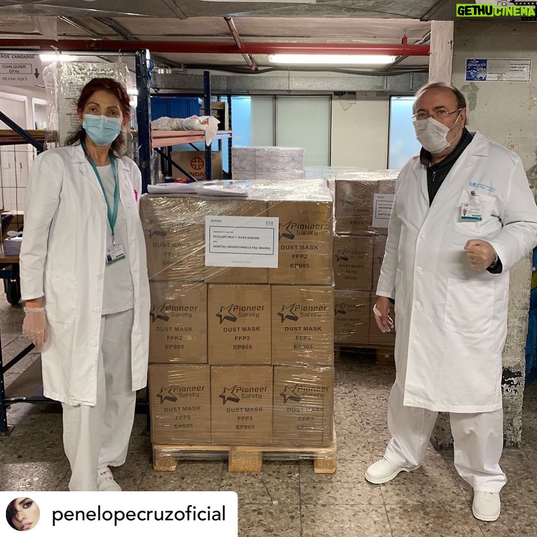 Javier Bardem - 17.7K Likes - Después de muchos días buscando la manera de encontrar el material sanitario tan necesitado para poder comprar y donar a los hospitales, por fin, Penélope y yo hemos hallado una manera.
Gracias a la ayuda logística de Inditex hemos podido comprar 100.000 guantes de Nitrilo y 20.000 Mascarillas tipo FFP2, que hoy han llegado al hospital de La Paz en Madrid.
Aún con las enormes dificultades para obtener y llevar a sus destinos tales herramientas sanitarias fundamentales, tenemos la esperanza de que en un tiempo breve podamos donar otros materiales tan necesarios en esta crisis.
Gracias a todas y todos las heroínas y héroes anónimos que ponen en riesgo su propia salud para ayudar a curar y a mantener la salud de todos nosotros. Gracias!!!!
❤️🙏🙏
.
.
After days of searching for a way to locate medical supplies that are urgently needed in these difficult times so that we could buy them and donate them to hospitals, Penélope and I finally found a source. Thanks to the logistic help of Indetex, we have been able to buy 100.000 Nitrilo gloves and 20.000 surgical FFP2 masks ,which arrived today in La Paz hospital In Madrid.
Even with the enormous difficulties that obtaining these essential sanitary materials and getting them to their destination present, we are hoping to be able to donate more supplies, so essential in these critical times, in the coming days. Our gratitude goes out to all the anonymous heroes and heroines who risk their own health to help cure and maintain the health of us all. Thank you!!! 🙏❤️
.
.
#repost @penelopecruzoficial
.
.
#covid #covıd19 #coronavirus