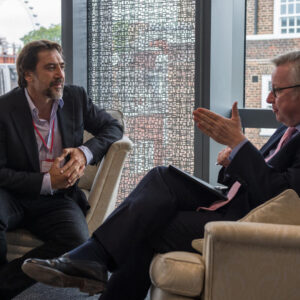 Javier Bardem Instagram - Hoy me he reunido en Londres con el Ministro de Medio Ambiente británico @michael.gove.mp para discutir la creación de un #SantuarioAntártico. Estamos consiguiendo fraguar el momento político perfecto para proteger la Antártida #ProtectAntarctic
.
Delighted to meet UK Environment Secretary @michael.gove.mp today to discuss an Antarctic Ocean Sanctuary. I feel the political momentum building to #ProtectAntarctic