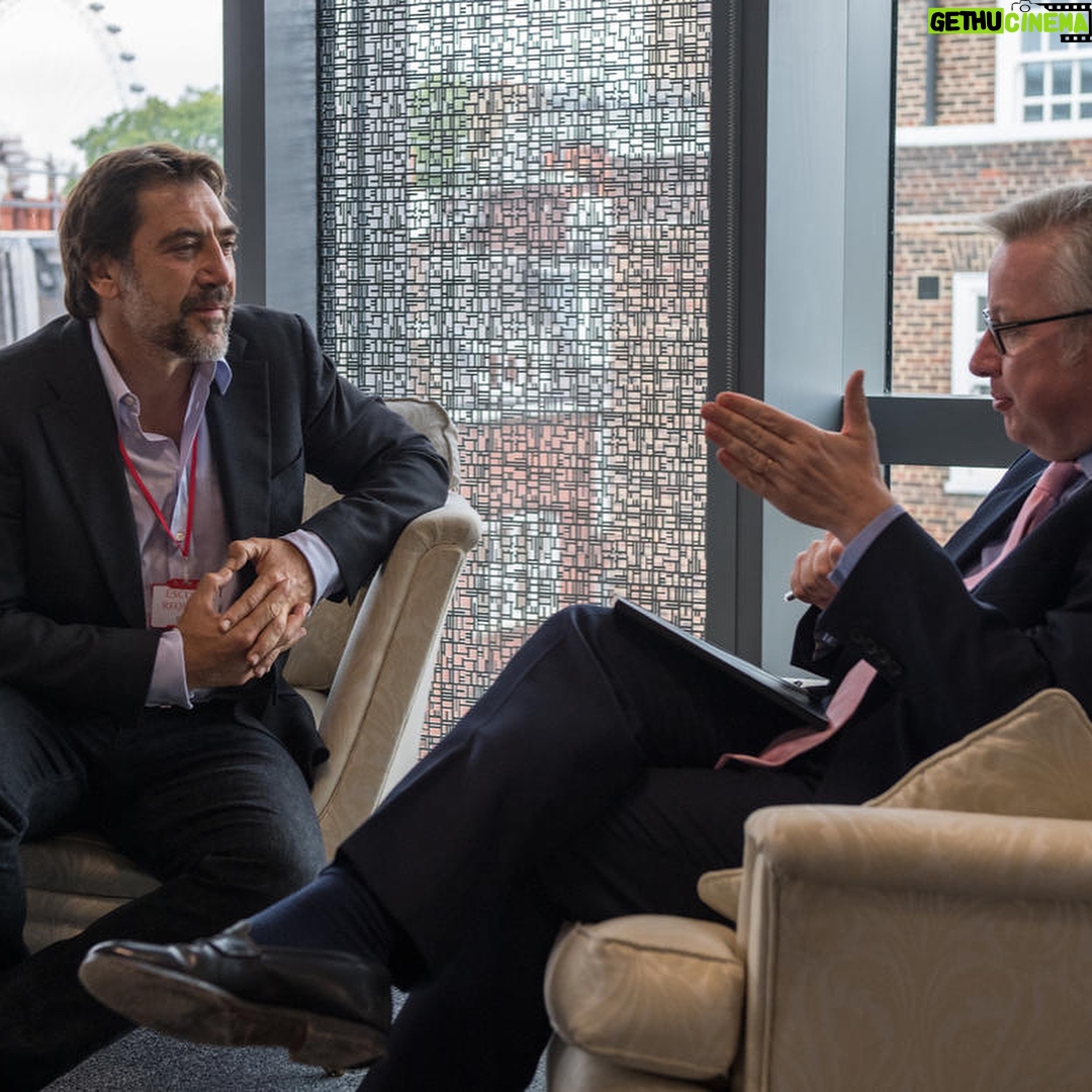 Javier Bardem - 18.9K Likes - Hoy me he reunido en Londres con el Ministro de Medio Ambiente británico @michael.gove.mp para discutir la creación de un #SantuarioAntártico. Estamos consiguiendo fraguar el momento político perfecto para proteger la Antártida #ProtectAntarctic
.
Delighted to meet UK Environment Secretary @michael.gove.mp today to discuss an Antarctic Ocean Sanctuary. I feel the political momentum building to #ProtectAntarctic
