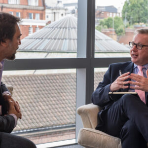 Javier Bardem Instagram - Hoy me he reunido en Londres con el Ministro de Medio Ambiente británico @michael.gove.mp para discutir la creación de un #SantuarioAntártico. Estamos consiguiendo fraguar el momento político perfecto para proteger la Antártida #ProtectAntarctic
.
Delighted to meet UK Environment Secretary @michael.gove.mp today to discuss an Antarctic Ocean Sanctuary. I feel the political momentum building to #ProtectAntarctic