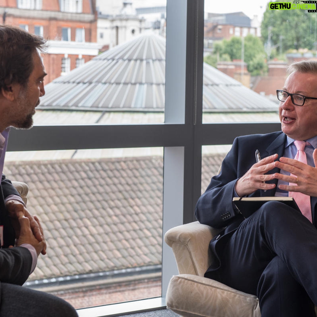Javier Bardem - 18.9K Likes - Hoy me he reunido en Londres con el Ministro de Medio Ambiente británico @michael.gove.mp para discutir la creación de un #SantuarioAntártico. Estamos consiguiendo fraguar el momento político perfecto para proteger la Antártida #ProtectAntarctic
.
Delighted to meet UK Environment Secretary @michael.gove.mp today to discuss an Antarctic Ocean Sanctuary. I feel the political momentum building to #ProtectAntarctic