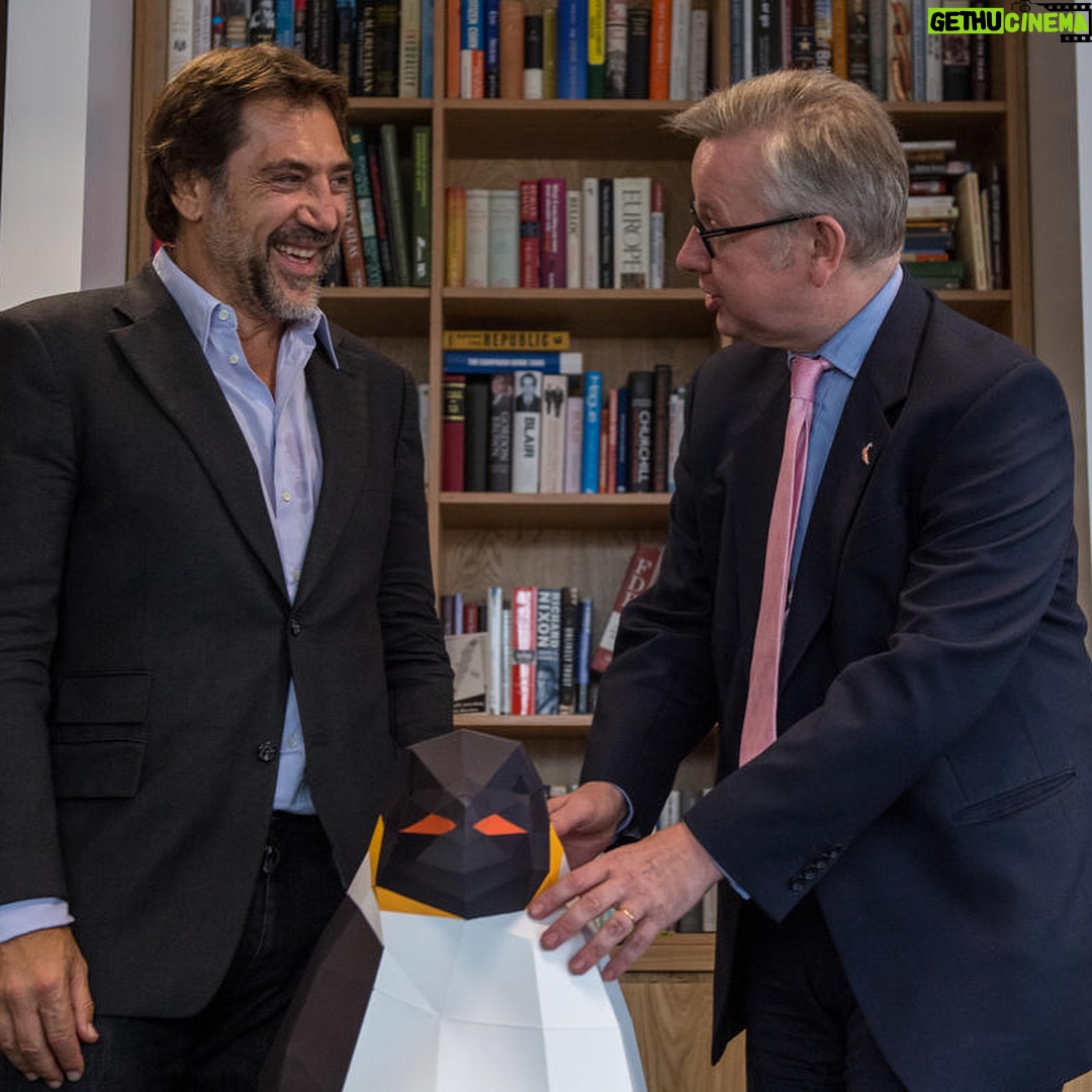 Javier Bardem - 18.9K Likes - Hoy me he reunido en Londres con el Ministro de Medio Ambiente británico @michael.gove.mp para discutir la creación de un #SantuarioAntártico. Estamos consiguiendo fraguar el momento político perfecto para proteger la Antártida #ProtectAntarctic
.
Delighted to meet UK Environment Secretary @michael.gove.mp today to discuss an Antarctic Ocean Sanctuary. I feel the political momentum building to #ProtectAntarctic