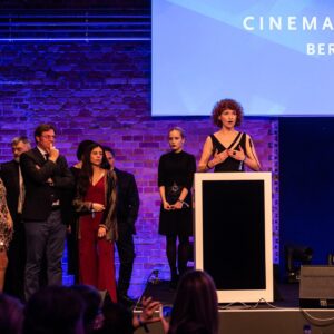 Javier Bardem Instagram - Ayer nuestro documental Sanctuary recibió el premio “Honorary Green Oscar” en el certamen Cinema For Peace en Berlín 👏👏 No puedo evitar acordarme del viaje que emprendimos a la Antártida con nuestros amigos de @greenpeace_esp en 2018, donde pude comprobar las amenazas a las que se enfrentan nuestros océanos.

Muchas gracias a @cinemaforpeace por este premio y ojalá en el mes de abril llegue la noticia que estamos esperando: la aprobación de un Tratado Global que proteja a nuestros océanos y todas las especies que los habitan.
.
.
.
Yesterday our documentary Sanctuary received the “Honorary Green Oscar” award at the Cinema For Peace Gala in Berlin 👏👏 I can't help thinking about the expedition we started in Antarctica with our friends from @greenpeace_esp in 2018, where I could see the threats that our oceans face myself.

Many thanks to @cinemaforpeace for this award and hopefully in April the news we are waiting for will finally arrive: the approval of a Global Treaty that protects our oceans and all the species that live in them.