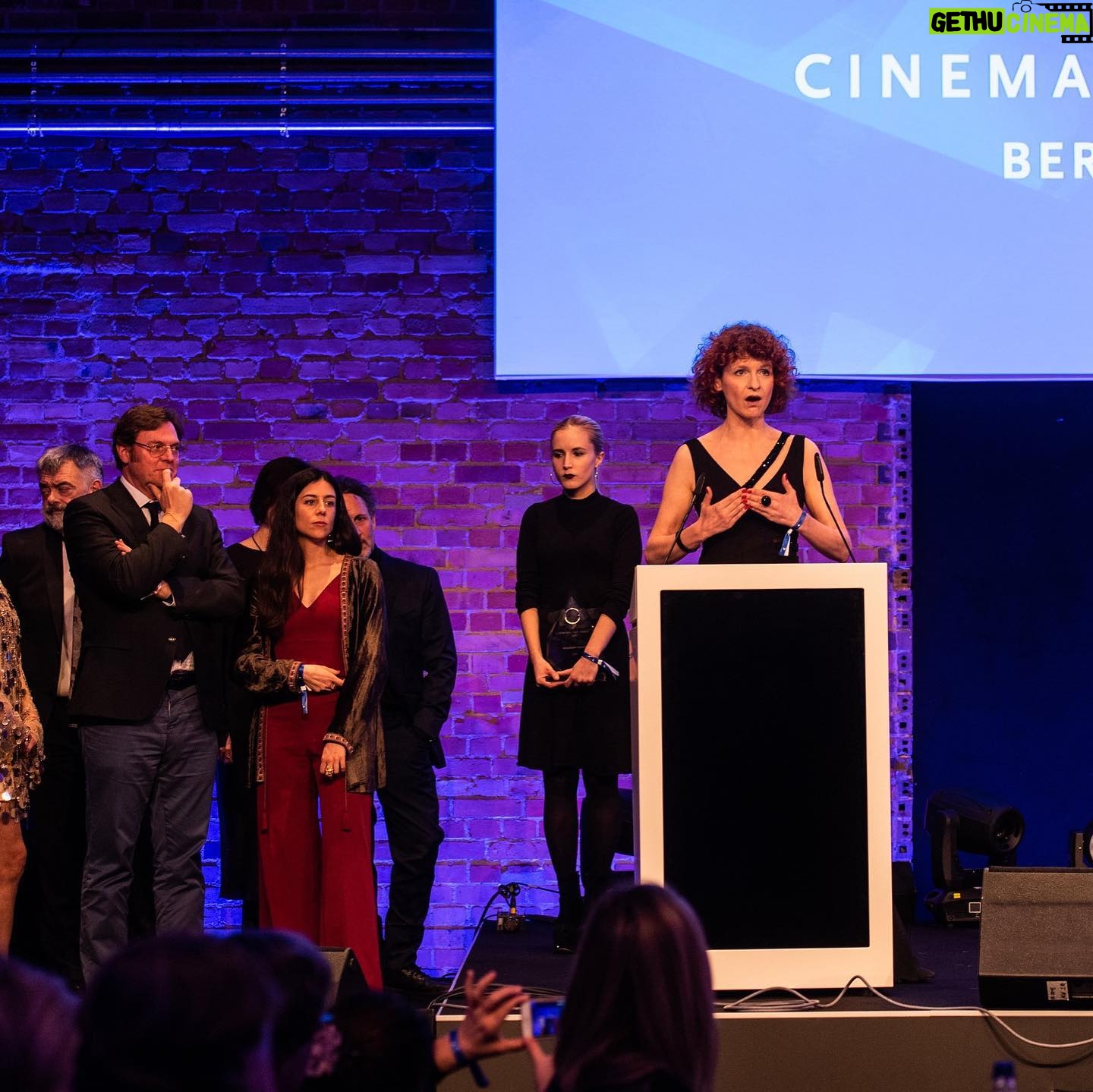 Javier Bardem - 10.2K Likes - Ayer nuestro documental Sanctuary recibió el premio “Honorary Green Oscar” en el certamen Cinema For Peace en Berlín 👏👏 No puedo evitar acordarme del viaje que emprendimos a la Antártida con nuestros amigos de @greenpeace_esp en 2018, donde pude comprobar las amenazas a las que se enfrentan nuestros océanos.
Muchas gracias a @cinemaforpeace por este premio y ojalá en el mes de abril llegue la noticia que estamos esperando: la aprobación de un Tratado Global que proteja a nuestros océanos y todas las especies que los habitan.
.
.
.
Yesterday our documentary Sanctuary received the “Honorary Green Oscar” award at the Cinema For Peace Gala in Berlin 👏👏 I can't help thinking about the expedition we started in Antarctica with our friends from @greenpeace_esp in 2018, where I could see the threats that our oceans face myself.
Many thanks to @cinemaforpeace for this award and hopefully in April the news we are waiting for will finally arrive: the approval of a Global Treaty that protects our oceans and all the species that live in them.