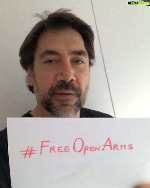 Javier Bardem - 16.6K Likes - ¿En qué mundo vivimos que a los verdaderos héroes se los trata de criminales? ¿En manos de quién estamos que salvar a otros seres humanos de la muerte es un delito? Son preguntas retóricas. Todos sabemos las repuestas. Por eso es fundamental apoyar, cada uno como crea y pueda, a la gente buena que nos devuelve la dignidad como especie, gente como @proactivaopenarms 🤗❤️
#freeopenarms ・・・
Sea rescue is not a crime #freeopenarms Missió 43!