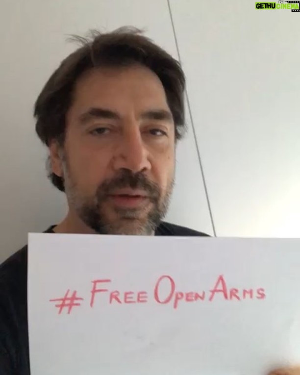 Javier Bardem - 16.6K Likes - ¿En qué mundo vivimos que a los verdaderos héroes se los trata de criminales? ¿En manos de quién estamos que salvar a otros seres humanos de la muerte es un delito? Son preguntas retóricas. Todos sabemos las repuestas. Por eso es fundamental apoyar, cada uno como crea y pueda, a la gente buena que nos devuelve la dignidad como especie, gente como @proactivaopenarms 🤗❤️
#freeopenarms ・・・
Sea rescue is not a crime #freeopenarms Missió 43!