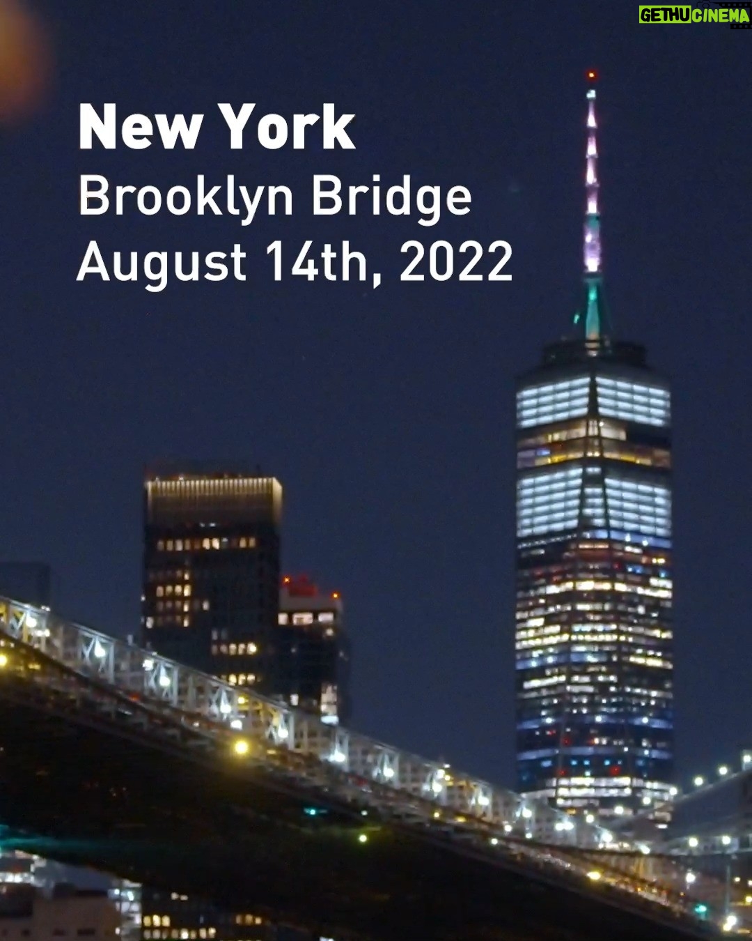 Javier Bardem - 9.5K Likes - Repost from @greenpeaceusa @greenpeace_esp
•
🚨 🚨 URGENT: Today, @unitednations negotiations to decide the fate of our oceans begin in NYC.
That's why last night, Greenpeace USA activists shone a light on the Brooklyn Bridge displaying images of ocean beauty to show what’s at stake.
After two decades of talking, the projections urged negotiators to act and finalize the strongest treaty possible this month. We’re here to remind delegates that while they negotiate, the world is watching.
..........
🚨 🚨 URGENTE: Hoy, comienzan las negociaciones de @nacionesunidas, en NYC, para decidir el futuro de nuestros océanos.
Por eso, anoche activistas de Greenpeace iluminaron uno de los lugares más emblemáticos de Nueva York, proyectando imágenes de la belleza de los océanos para mostrar lo que está en juego.
Después de dos décadas de conversaciones, instamos firmemente a los gobiernos a que concluyan ya un Tratado Global de los Océanos sólido.
Estamos aquí para recordar a los delegados que mientras negocian, el mundo está mirando. Los que han dicho que quieren proteger los océanos tendrán que rendir cuentas, y los gobiernos bloqueadores no tendrán dónde esconderse.
🎙️ Narrated by @alisonsudol
🎶 Music by @acid_mx @jacobkvetter @realtheverybest
#IGC5 #ProtectTheOceans