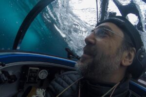Javier Bardem Instagram - Javier, don't think about the water above you. Be present here and now. This is what went through my head. It was a once in a lifetime experience to visit the bottom of the Antarctic Ocean, and I feel more strongly than ever that it deserves protection #ProtectAntarctic
.
.
.
"Javier, no pienses en el agua que te rodea. Tienes que estar presente aquí y ahora." Esto era lo que se me pasaba por la cabeza. Visitar el fondo del océano Antártico fue una experiencia única y estoy más convencido que nunca de la necesidad de protegerlo #SantuarioAntartico
