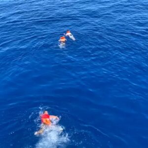 Javier Bardem Instagram - URGENTE

Llevamos 17 dias secuestrados #OpenArms y días avisando. La desesperación tiene límites. Se lanzan al agua intentando llegar a tierra y los socorristas intentan pararlos.
Lo ordenó un Tribunal Administrativo italiano: desembarco y asistencia urgente.
¿Qué más necesita Salvini para su campaña política? ¿Muertos?

Openarms.es @proactivaopenarms