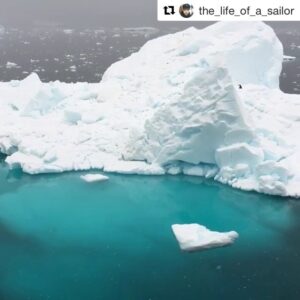 Javier Bardem Instagram - Increíble el color azul de este iceberg bajo el agua captado por @the_life_of_a_sailor, ¿verdad? Estas aguas están a -1°C, solo aptas para los pingüinos más fuertes!
・・・
#Repost @the_life_of_a_sailor ・・・
I don’t know how I made it but in this video is easy to see how is an iceberg underwater 👏🏻👏🏻 that blue color underwater is amazing , isn’t it?? 🤩🤩#iceberg #ice #antarctica #antarticexpedition #protectantarctica #sea