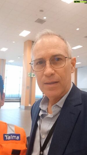 Javier Delguidice Instagram - Muy agradecido con el señor Cruz por la gentileza de ayudarme a recuperar mi batería portátil del celular y el cable que se me habían quedado en el asiento del avión. 
Apenas pasé migraciones me dirigí a hablar con ellos y de una manera rápida y efectiva me ayudaron a resolver la pérdida de mis equipos. 
Ya lo saben si les pasa lo que me pasó en el aeropuerto,  no dudes en acercarte  al personal de seguridad que inmediatamente harán efectiva el  ayudar a poder encontrar las pertenencias que se puedan haber quedado en el avión. 
Mil gracias a todo el equipo de seguridad del aeropuerto y a usted mi querido señor Cruz infinitas gracias.

 Abrazo para todos.