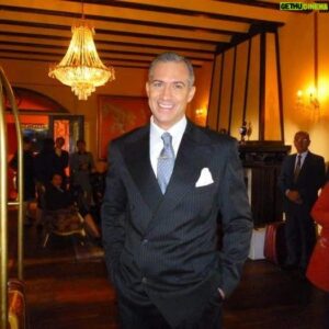 Javier Delguidice Instagram - Sonreir y agradecer siempre que sea posible . Aquí en un alto de las grabaciones de Dr. Mata hace ya unos años 2014l. Con un vestuario de los 40 's. En las afueras de Bogotá,  casas de historia  y conservación. 
#tiempoaltiempo
#actors #actors #series 
Feliz jueves para ustedes