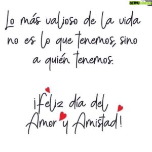 Javier Delguidice Instagram - Les deseo no un día de amor y amistad, sino todo un año. 
En un mundo tan complejo, doloroso, impersonal,  en donde sentimos que estamos perdiendo lo más importante que debe impulsar a un ser humano, que es  las buenas acciones,  los sentimientos auténticos,  las emociones simples de la vida,  la voluntad de amar y sobre todo el  construir una convivencia en paz, sin violencia de ningún tipo, respetando que somos diferentes pero haciendo valer nuestros derechos. 

Que este  día nos sirva no solo para celebrar, sino para meditar qué estamos construyendo como personas,  ciudadanos,  como padres, como familia,  como hijo y por supuesto como pareja.
 Fuerte abrazo para todos,  con el cariño de siempre.

Y para aquellos que solo se burlan de estas celebraciones,  tal vez  sean los que más amor y compresión requieran, así no lo acepten. 

Abrazo