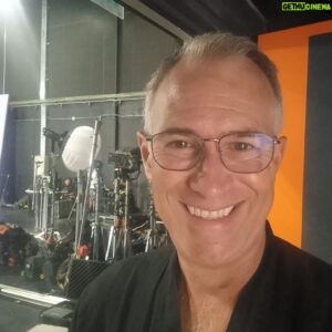 Javier Delguidice Instagram - Muy feliz  de volver a trabajar en mi país. Hoy filmando  película "Súbete a mi nube", rodeado de compañeros amigos y mi gente haciendo lo que me apasiona. 
 Aquí andamos desde muy temprano . #peru, @lasogaproducciones, @papabarrio, 

Que tengan un excelente viernes.