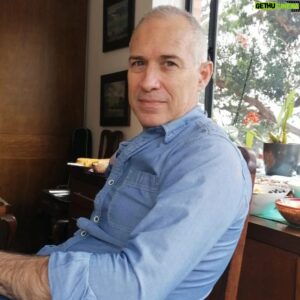 Javier Delguidice Instagram - Feliz día del trabajo.
Hoy como muchos años atrás me tocó trabajar,  trabajar pero para mi familia, para mi gente,para los que quiero y para los que amo. Chamba gratificante agotadora, pero hermosa.

Trabajo desde los 16 años. Consiguiendo mis propias cosas,mis propios recursos,sin pedir, ni exigir,ni esperar nada de nadie por el contrario, solo ir tras lo que quiero. Por supuesto que a la edad que tengo uno mira hacia atrás y dice hasta cuándo !!! Jajajaja  pero tengo claro que mi mayor deseo es irme de este mundo siendo quien soy, trabajando para mí o para los míos hasta el último aliento que tenga.

Sin tintes políticos, ni mucho menos posiciones políticas ni de izquierda ni de derecha, jamás he entendido a la gente que espera que todo se lo dé alguien. La vida no es fácil!  vaya que si no lo es. 
Uno no tiene la culpa ni la responsabilidad de la cuna donde le tocó nacer con más o menos dinero. Pero sí tienes la responsabilidad de asumir, confrontar y resolver lo que la vida te puso por delante.

 Conozco muchos casos de gente que salió de la nada con escasos recursos pero con un coraje y determinación muchas veces envidiable, ejemplar.
Trabajar es un derecho...sí de acuerdo,  pero esperar a que alguien te lo dé?  no. 

Tienes que aprender a reconocer tus verdaderas actitudes, capacidades y potenciarla.

Jamás he esperado nada del Estado ni de nadie, porque lo que poco o  mucho de lo logrado, dependiendo de cómo  se vea , lo debo a mí esfuerzo, al coraje de afrontar las dificultades que la vida me ha puesto al frente. 

Feliz día del trabajo!! 
Aunque debiera decirse feliz día de la resiliencia,  en un mundo cada vez más complejo, más duro . 

Es  el que tenemos y solo dependerá de nosotros saber cómo afrontarlo y mejorarlo.