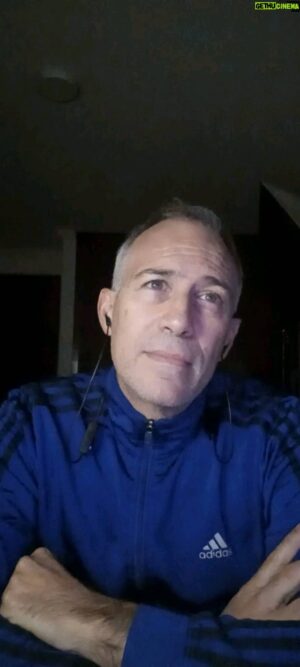 Javier Delguidice Instagram - y bueno cantante no soy...

En la vida hay que saber soltar , dejar ir, agradecer y emprender un camino nuevo, el amor no es esclavitud.  El amor es agradecimiento compartido,  construir juntos. Si esa persona  en lugar de cultivar el amor lo destruye, te da la espalda, traiciona el acuerdo más básico del respeto mutuo, es momento de dejarla ir sin arrepentimientos y volver a empezar.

Que grande eres @ gianmarco me quede escuchándola y quise cantarla.  Gracias cholito por inspirar a muchos y contribuir a través de tus letras al amor, al desamor , a la vida.
Si te dejan o te rompen el corazón sin lugar a remedio no era para ti. 
Todos lo hemos pasado,  hoy yo soy un afortunado en el amor. 
 Te deseo lo mismo feliz jueves 
Abrazo