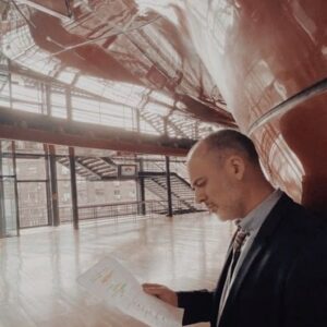 Javier Gutiérrez Instagram - Márquez repasando el texto antes de entrar en acción.
La foto es de mi querido @feleman.
Fele Martínez es un tsunami disfrazado de actor. Un ser verborreico lleno de gracia e inteligencia. Puro disparate alicantino #Estoyvivo4 
@estoyvivotve
@thegoodmoodproductions
@globomedia
