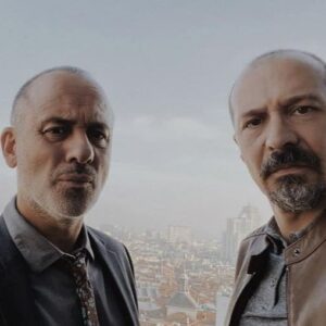 Javier Gutiérrez Instagram - Tango y Cash os desean felices fiestas.
Señoros con Madrid de fondo.
Temporada 4 @estoyvivotve
@thegoodmoodproductions
@globomedia
@themediaprostudio