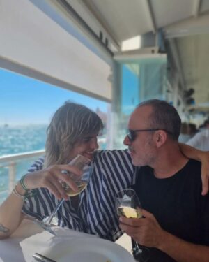 Javier Gutiérrez Instagram - Brindemos por nosotros. Felicidades mi amor ❤️
📷 @moira.od_