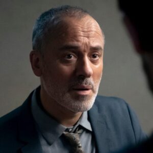 Javier Gutiérrez Instagram - Las sombras y los fantasmas siguen acechando al inspector Márquez. Esta noche nuevo capítulo de @estoyvivotve. 
#Estoyvivo4
@thegoodmoodproductions
@globomedia
@themediaprostudio